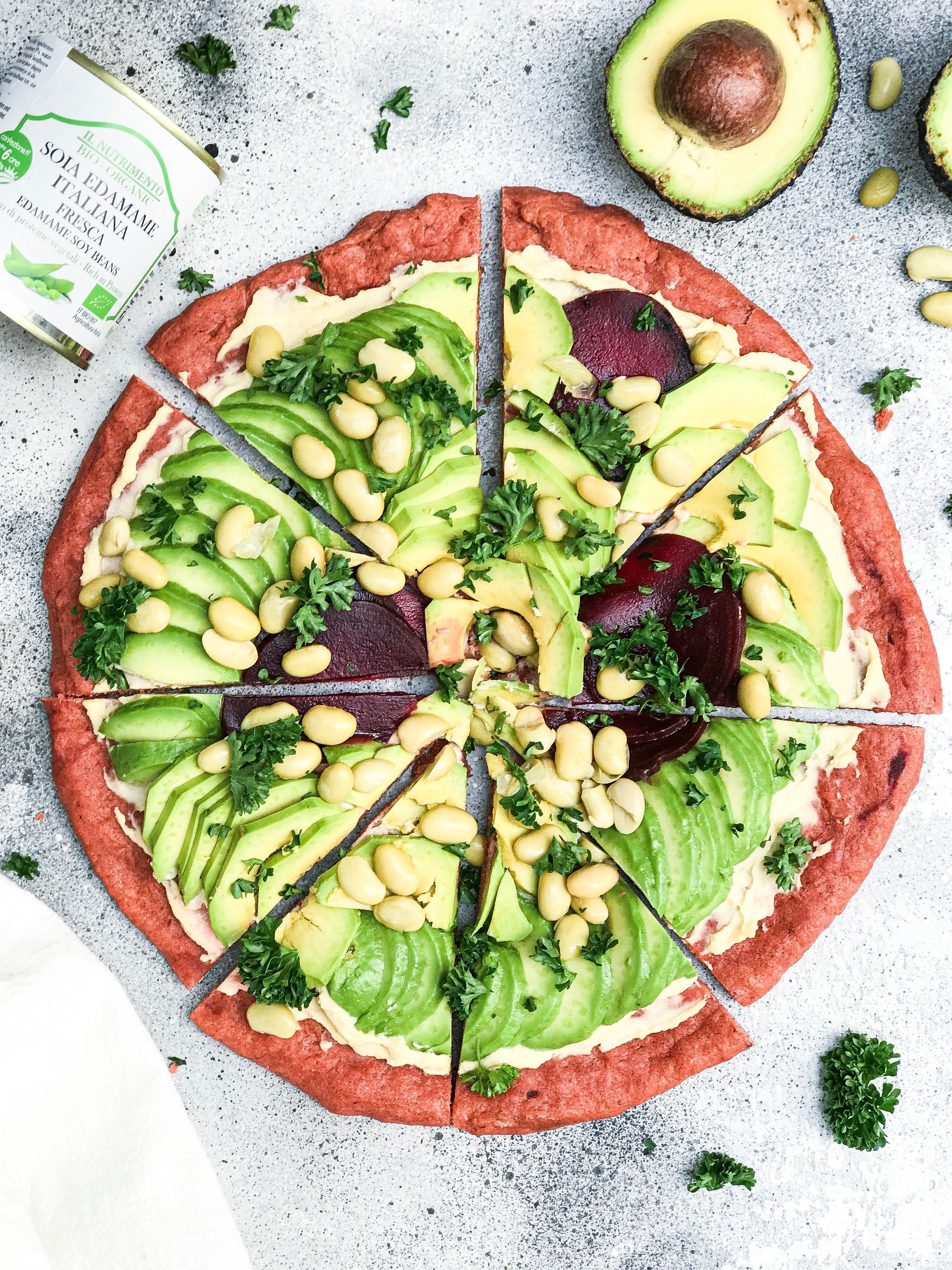 Pizza met avocado en edamame